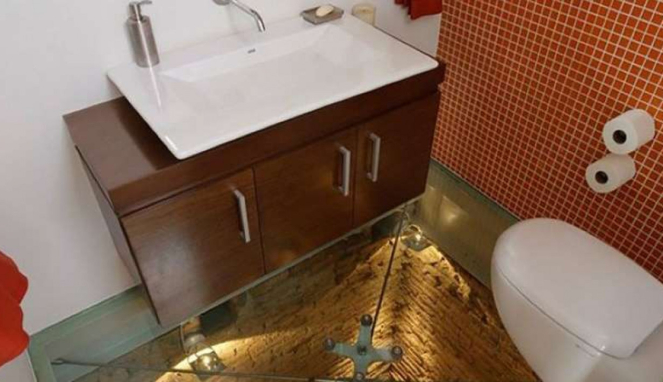 Toilet lantai kaca
