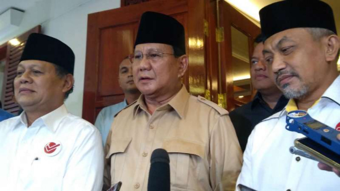 Ketua Umum Partai Gerindra Prabowo Subianto bersama calon gubernur Jawa Barat.