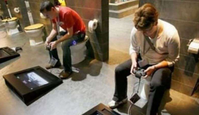 Toilet video games