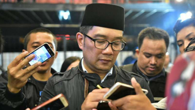 Calon gubernur Jawa Barat, Ridwan Kamil, menghadiri acara Ngemil di Debox Cafe, Cikarang, Kabupaten Bekasi.