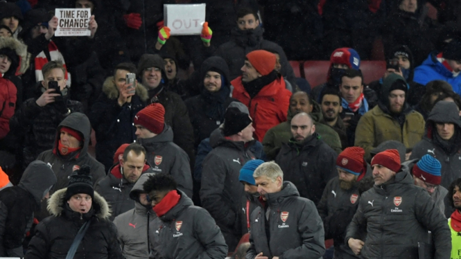 Manajer Arsenal, Arsene Wenger, didesak suporter untuk mundur