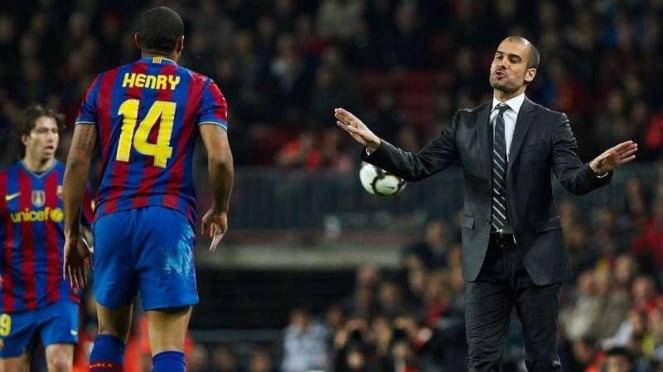 Pep Guardiola (kanan) dan Thierry Henry (kiri) saat masih memperkuat Barcelona