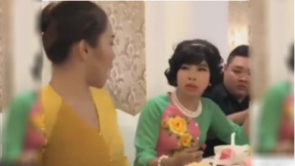 Kesal, Wanita Ini Hapus Paksa Lipstik di Bibir Temannya