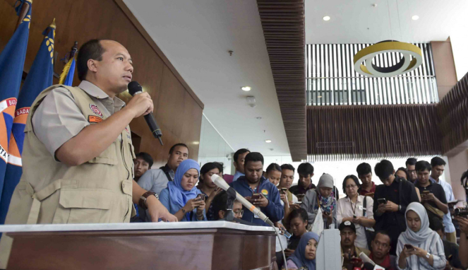 Kepala Pusat Data Informasi dan Humas Badan Nasional Penanggulangan Bencana (BNPB), Sutopo Purwo Nugroho (kiri)