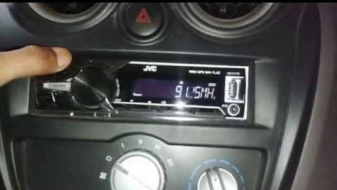 Radio pada mobil.