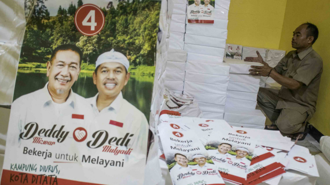 Sejumlah Alat Peraga Kampanye (APK) dan Bahan Kampanye (BK) pasangan calon nomor urut empat Deddy Mizwar-Dedi Mulyadi