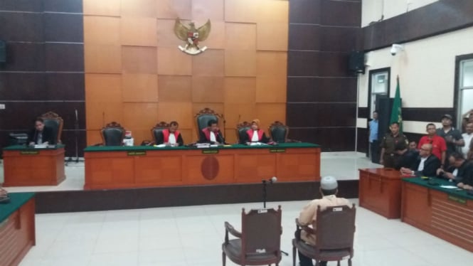 Jonru saat mendengarkan putusan dari majelis hakim di PN Jakarta Timur