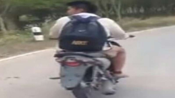 Remaja naik motor yang sebenarnya tak laiak 