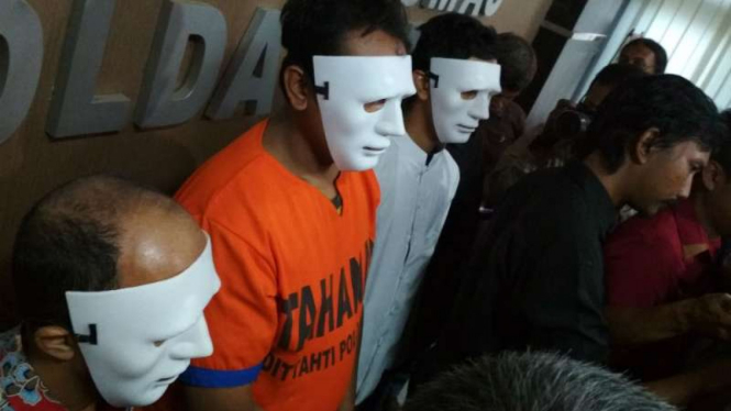 Polisi memperlihatkan para tersangka penyebar hoax di Markas Polda Jawa Timur di Surabaya pada Jumat, 2 Maret 2018.