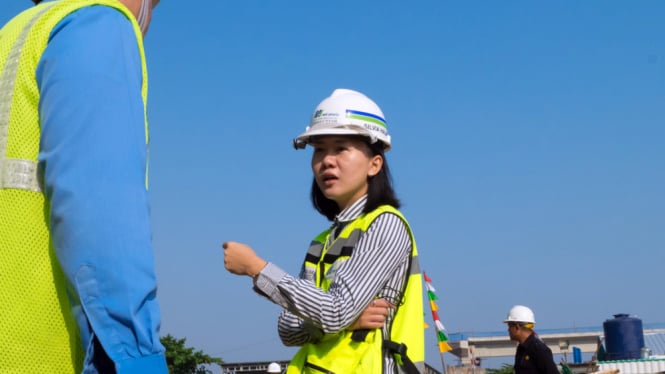 Direktur Konstruksi PT MRT Jakarta, Silvia Halim saat meninjau proyek pembangunan.