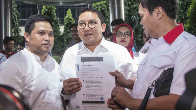 Wakil Ketua Umum Gerindra, Fadli Zon (tengah) saat melaporkan penebar hoax di Bareskrim.