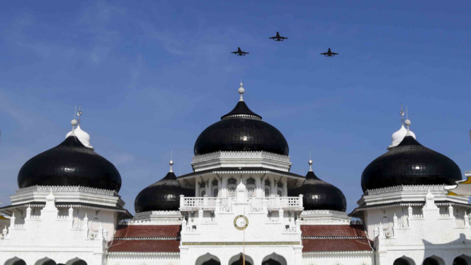 Tiga pesawat tempur Hawk 100/200 melintas di atas Masjid Raya Baiturrahman, Aceh