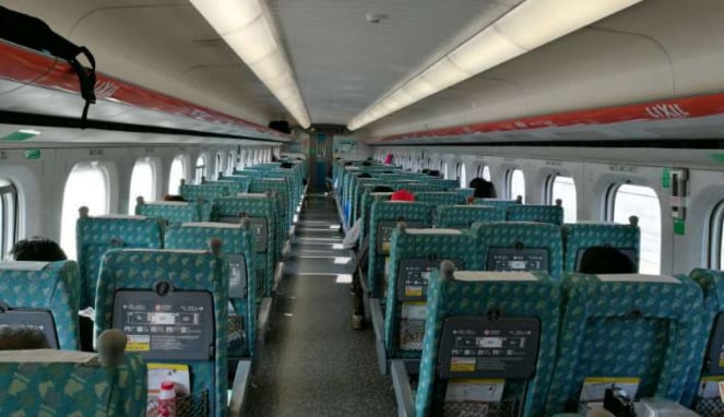 Suasana di dalam kereta cepat Taiwan