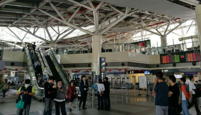 Suasana di dalam Stasiun Chiayi, Taiwan