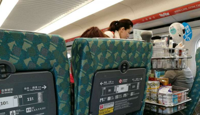 Suasana dalam kereta cepat di Taiwan