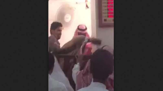 Polisi menangkap ulama di masjid di Arab Saudi.