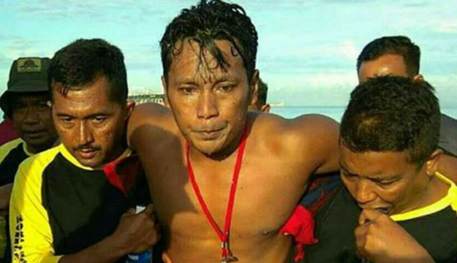 Kopda (Mar) Budi Santoso perenang tercepat dalam lomba renang lintas Selat Sunda