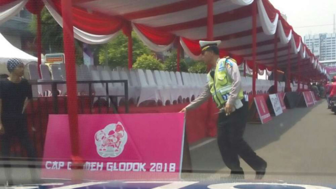 Polisi sedang melakukan persiapan pengamanan Karnaval Cap Go Meh di Glodok.