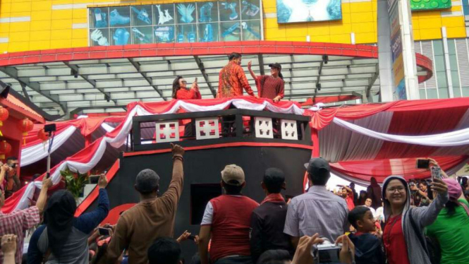 Agum Gumelar dan Menteri PMK Puan Maharani di Cap Go Meh Glodok.