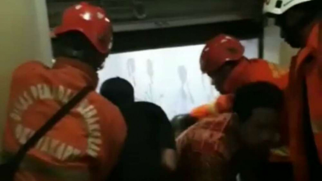12 Orang Terjebak di Lift Mall Graha Cijantung.