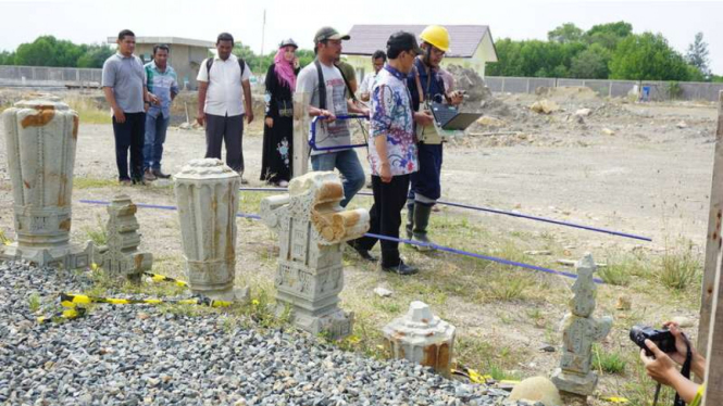 Tim peneliti ITB memeriksa lokasi penemuan makam Raja Aceh di Desa Pande, Banda Aceh, Minggu (4/3/2018)