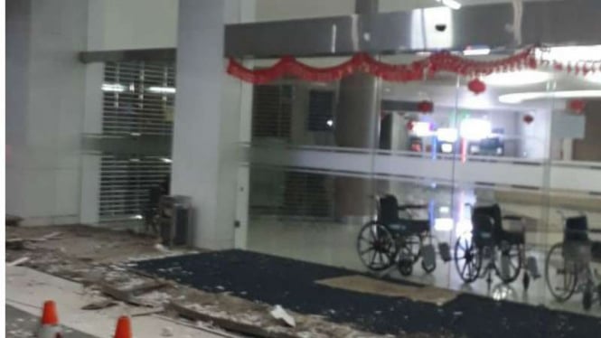 Plafon pintu masuk lobi timur Rumah Sakit Mayapada Tangerang roboh.
