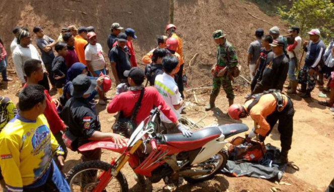 Proses pencarian korban longsor di Brebes, Jawa Tengah.