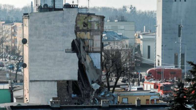 Apartemen runtuh di Polandia.