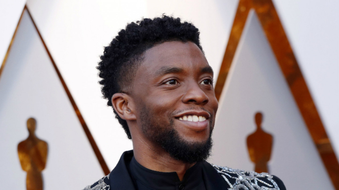 Chadwick Boseman di karpet merah Piala Oscar 2018