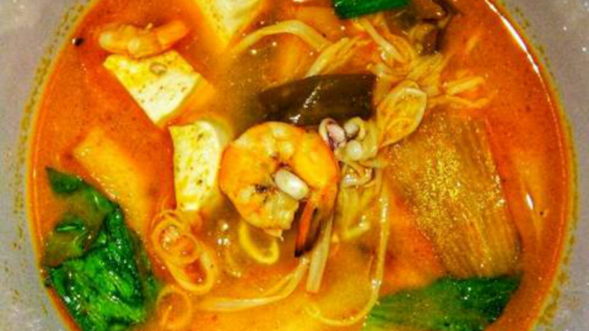 Tom yam seafood.