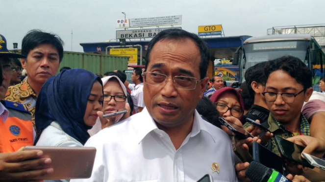 Menteri Perhubungan Budi Karya di pintu Tol Bekasi Barat.