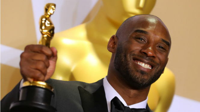 Mantan pebasket NBA, Kobe Bryant, saat memenangkan Oscar