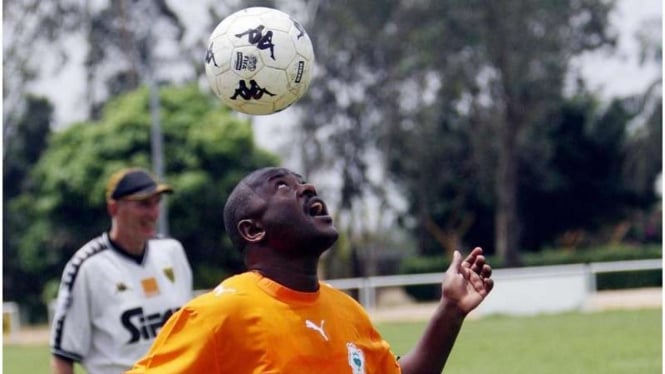  Presiden Burundi Pierre Nkurunziza saat sedang berlatih sepak bola
