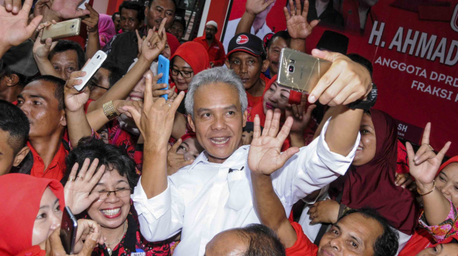 Calon Gubernur Jawa Tengah, Ganjar Pranowo (tengah)