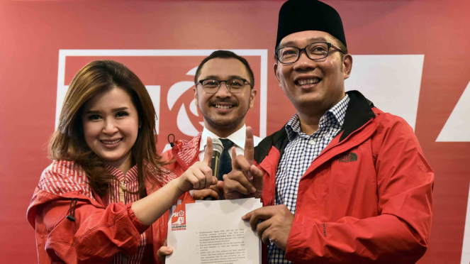 Ketua Umum Partai Solidaritas Indonesia (PSI) Grace Natalie (kiri) dan Calon Gub