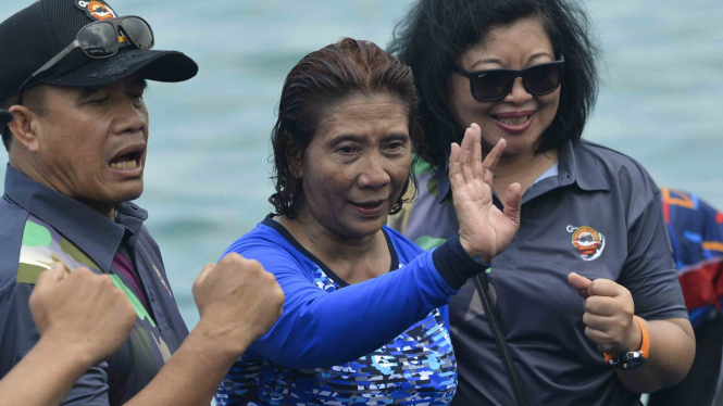 Menteri Kelautan dan Perikanan, Susi Pudjiastuti (tengah).