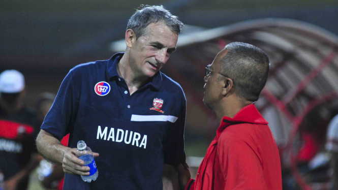 Pelatih Madura United (MU), Milomir Seslija (kiri) 