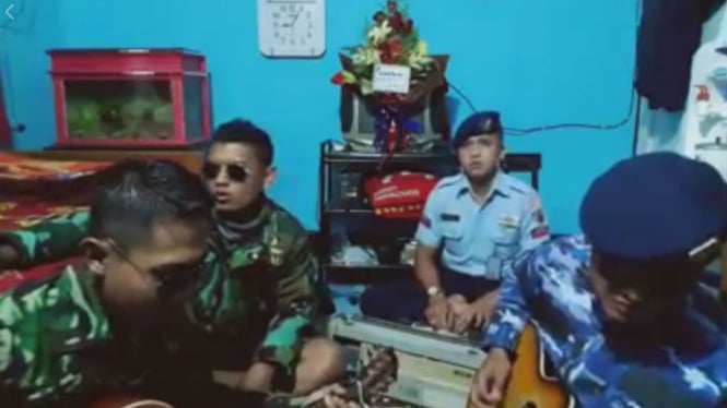 Bermain musik dengan mesin tik.