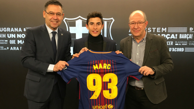 Pembalap MotoGP Marc Marquez mendapat jersey FC Barcelona