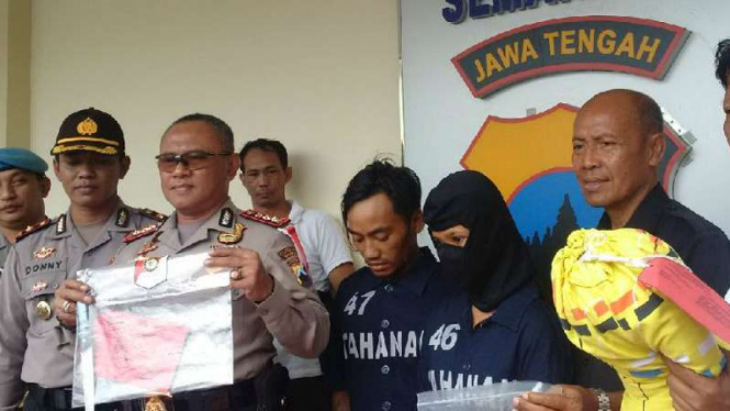 Polisi memperlihatkan pasangan kekasih tersangka pembunuh mantan majikan di Markas Polrestabes Semarang pada Senin, 5 Maret 2019.