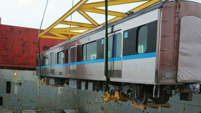 Kereta MRT Jakarta saat dimasukkan ke dalam kapal di Jepang.