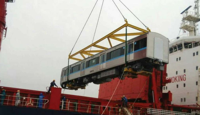 Pengangkatan gerbong kereta MRT Jakarta di pelabuhan Toyohashi Jepang.