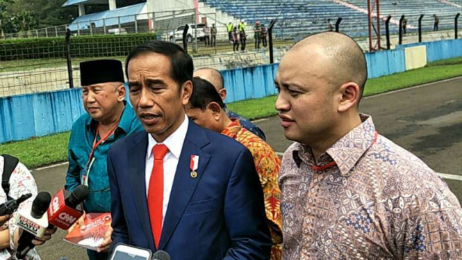 Presiden Jokowi meninjau lintasan sirkuit Sentul, Bogor, Jawa Barat.