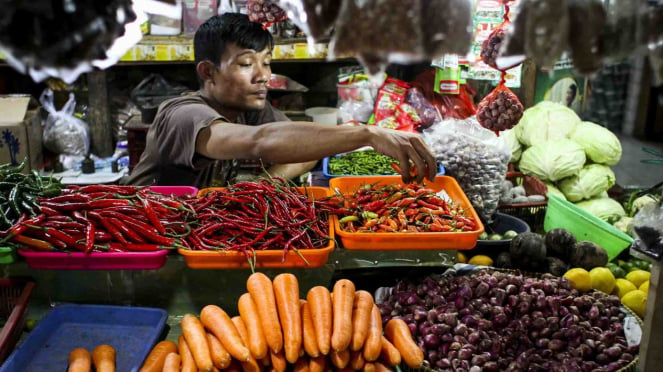 Pedagang Menyortir Cabai Rawit Di Pasar Tebet Barat, Jakarta