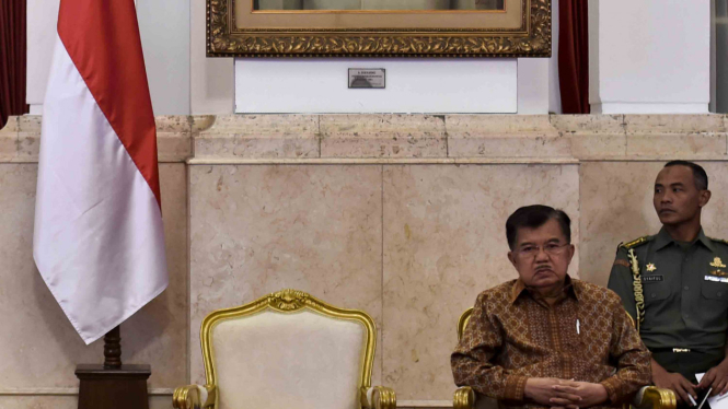 Wakil Presiden Jusuf Kalla (kedua kanan)