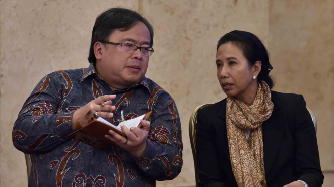 Menteri BUMN Rini Soemarno (kanan) berbincang dengan Menteri PPN / Kepala Bappenas Bambang Brodjonegoro (kiri)