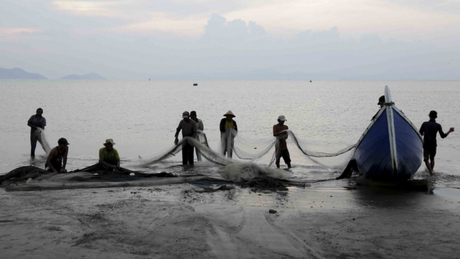 Nelayan membenahi alat tangkap ramah lingkungan pukat darat seusai mencari ikan 