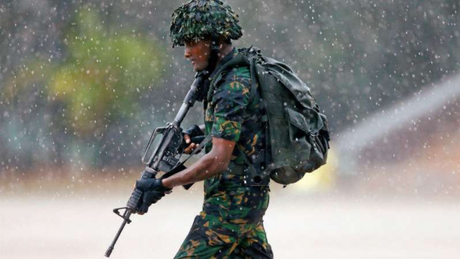 Anggota Kopassus Sri Lanka mendemonstrasikan operasi penyelamatan