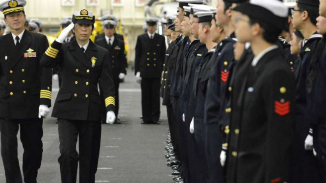 Ryoko Azuma (tengah), komandan wanita pertama skuadron kapal tempur AL Jepang