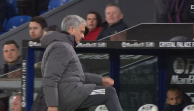 Manajer Manchester United, Jose Mourinho, menendang botol ke arah suporter